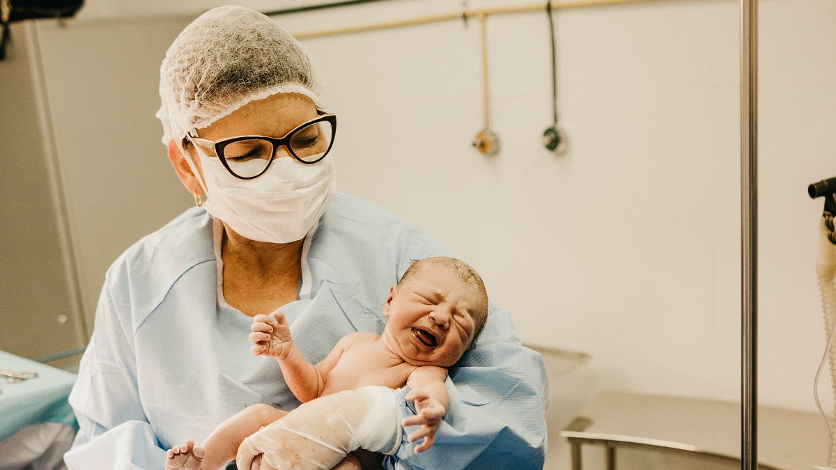 Er worden veel minder baby’s geboren dan normaal: wat is er aan de hand?