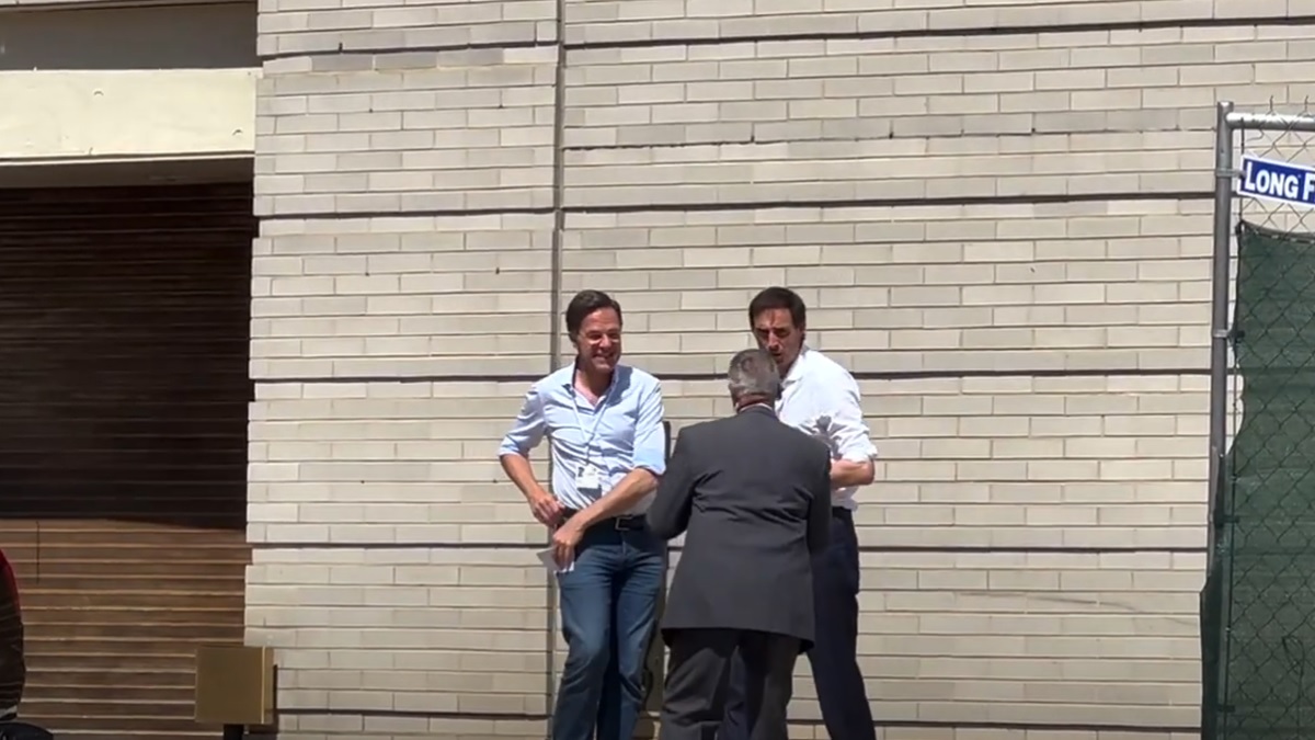Journalist vraagt Rutte waarom hij bij de Bilderbergconferentie is, dit is zijn reactie