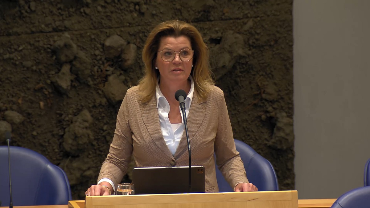 Veel bijval voor boeren die protesteren bij huis stikstofminister: ‘Ze hebben hun doodvonnis te horen gekregen’