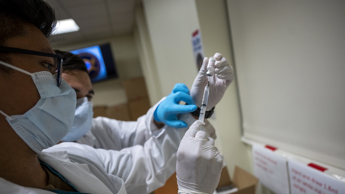 Volledig gevaccineerd zijn tegen Covid-19 betekent dat ‘de kans vergroot dat u sneller overlijdt’