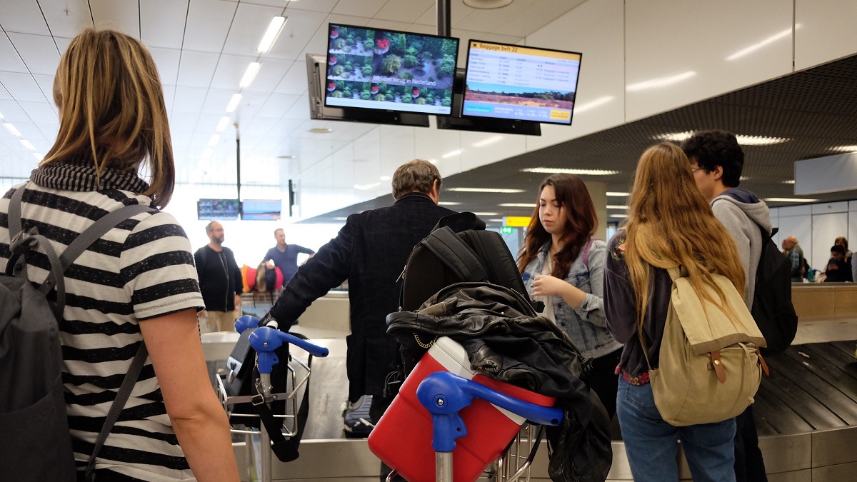 Voor wie zich verbaast over urenlange rijen: Schiphol is bezig met ‘building back better’