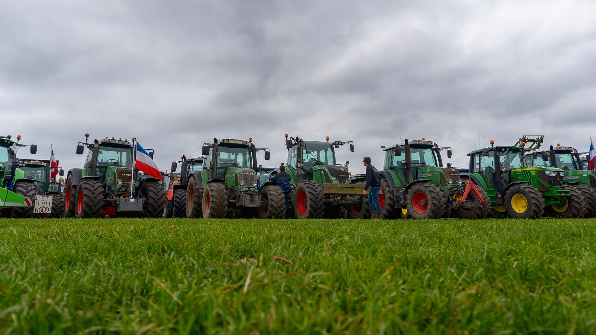 Ook geen complottheorie meer: boeren moeten wijken voor asielzoekers – ‘Hier is het bewijs, het staat er gewoon’