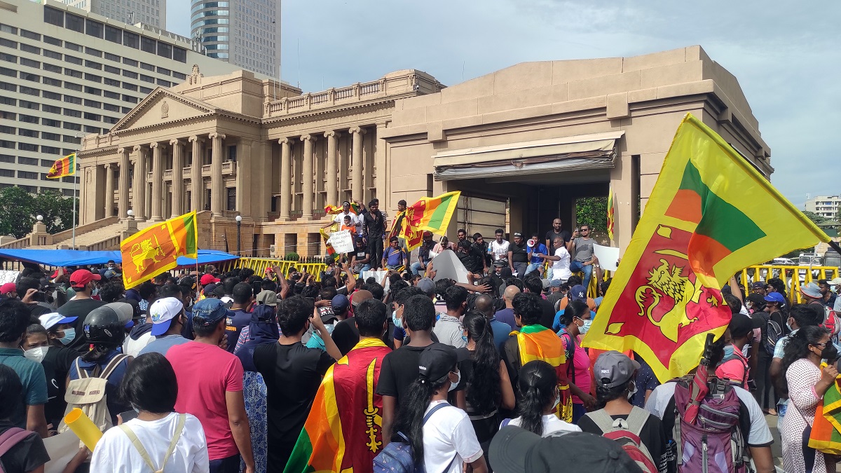 Dit is waarom het totale chaos is in Sri Lanka