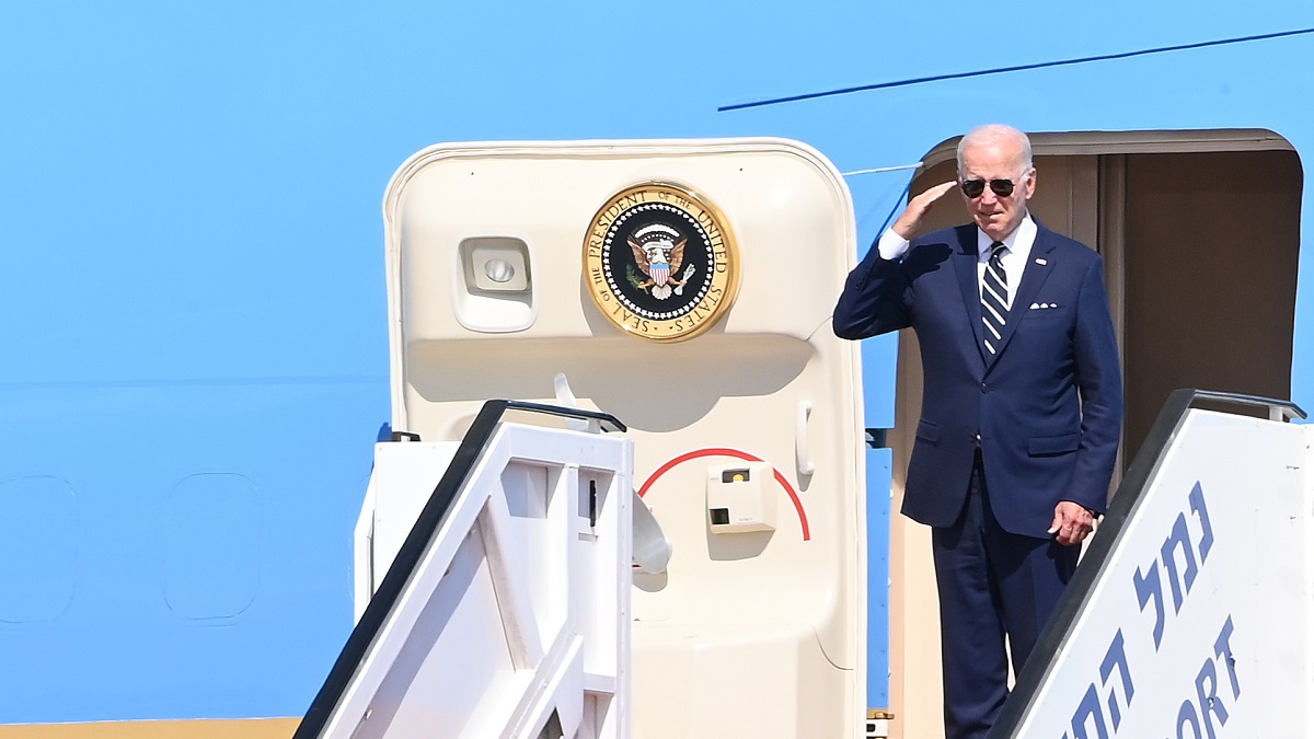 Viervoudig gevaccineerde Biden heeft corona: ‘Al is de leugen nog zo snel, de waarheid achterhaalt hem wel’