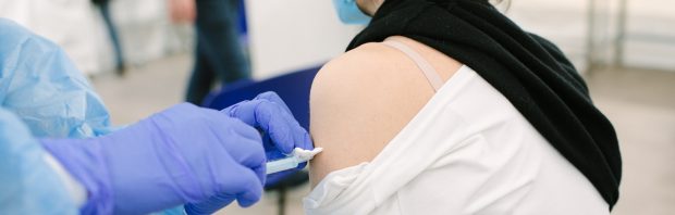 Opvallende correlatie tussen vaccinaties en oversterfte: Nederlandse onderzoekers trekken aan de noodrem