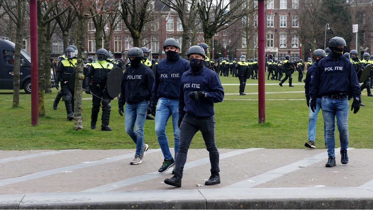 Kabinet komt na aandringen van FVD toch met ‘reactie’ op ontluisterend rapport over politiegeweld