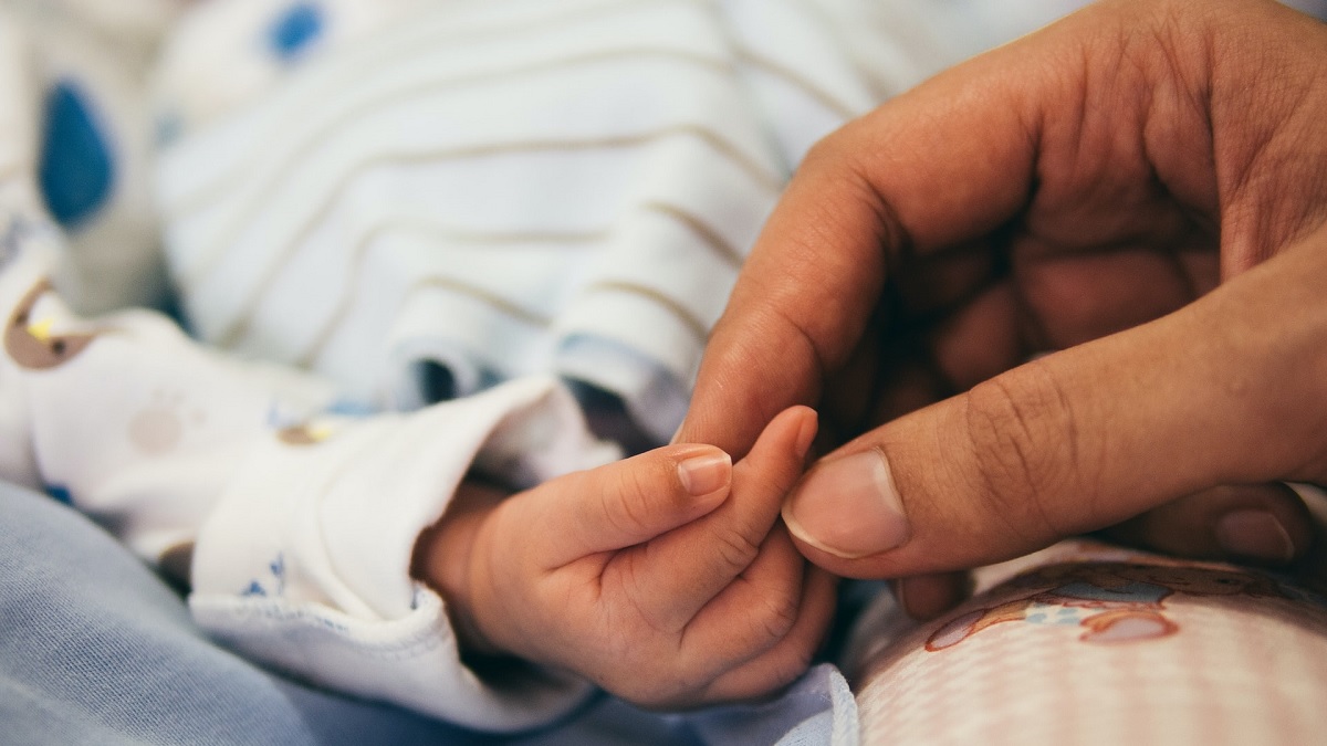 Gynäkologe stellt fest, dass 74 % der geimpften Frauen eine Fehlgeburt haben, und wird entlassen