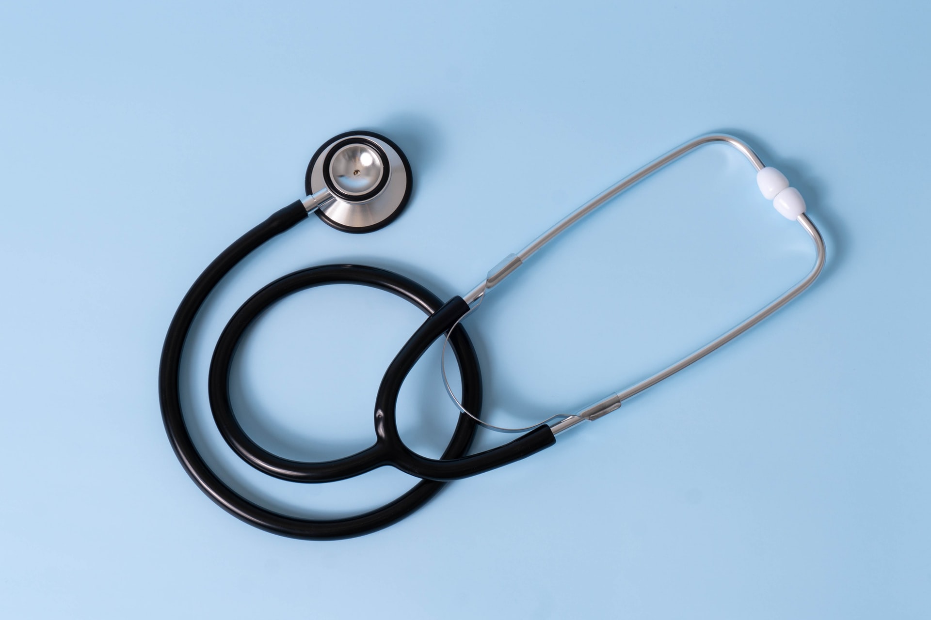 Artsen die off-label coronamedicatie voorschrijven, worden behandeld als criminelen en krijgen hoge boetes