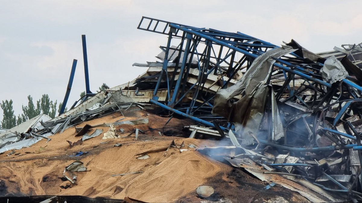 In beeld: zo vernietigt het Oekraïense leger graansilo’s en oogsten