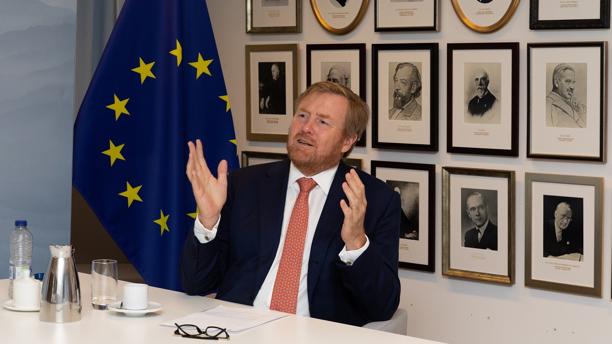 Terwijl armoede om zich heen slaat, vliegt koning Willem-Alexander voor bijna 100.000 euro tijdens vakantie