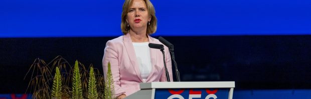 Kijk: Hypocriete oud-minister Cora van Nieuwenhuizen (VVD) keihard aangepakt in Op1