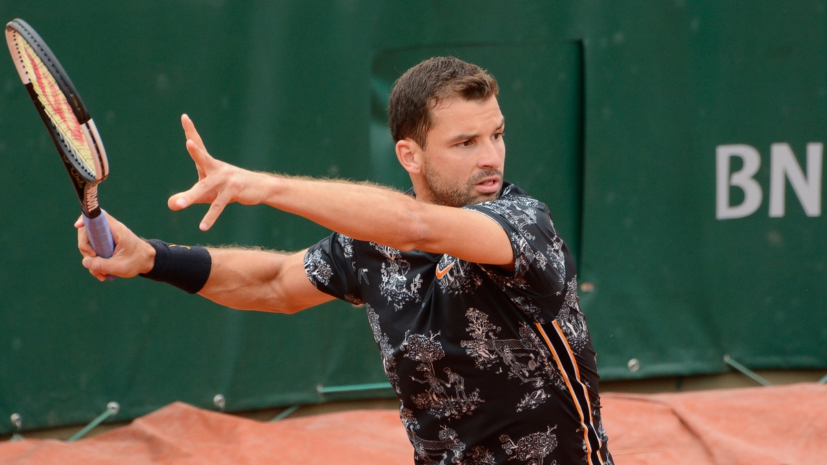 Kijk: Tennisser Grigor Dimitrov moet opgeven wegens duizeligheid en ademhalingsproblemen