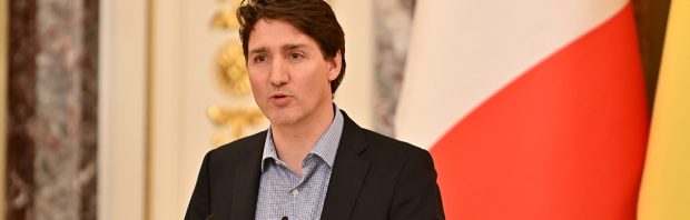 Kijk: Hypocriete Trudeau gespot zonder mondkapje na vlucht met privéjet