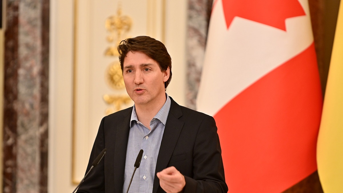 Kijk: Hypocriete Trudeau gespot zonder mondkapje na vlucht met privéjet