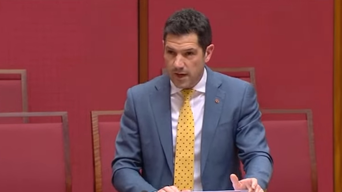 Senator waarschuwt: ‘Blijf niet aan de zijlijn toekijken hoe onze vrijheid verdwijnt’