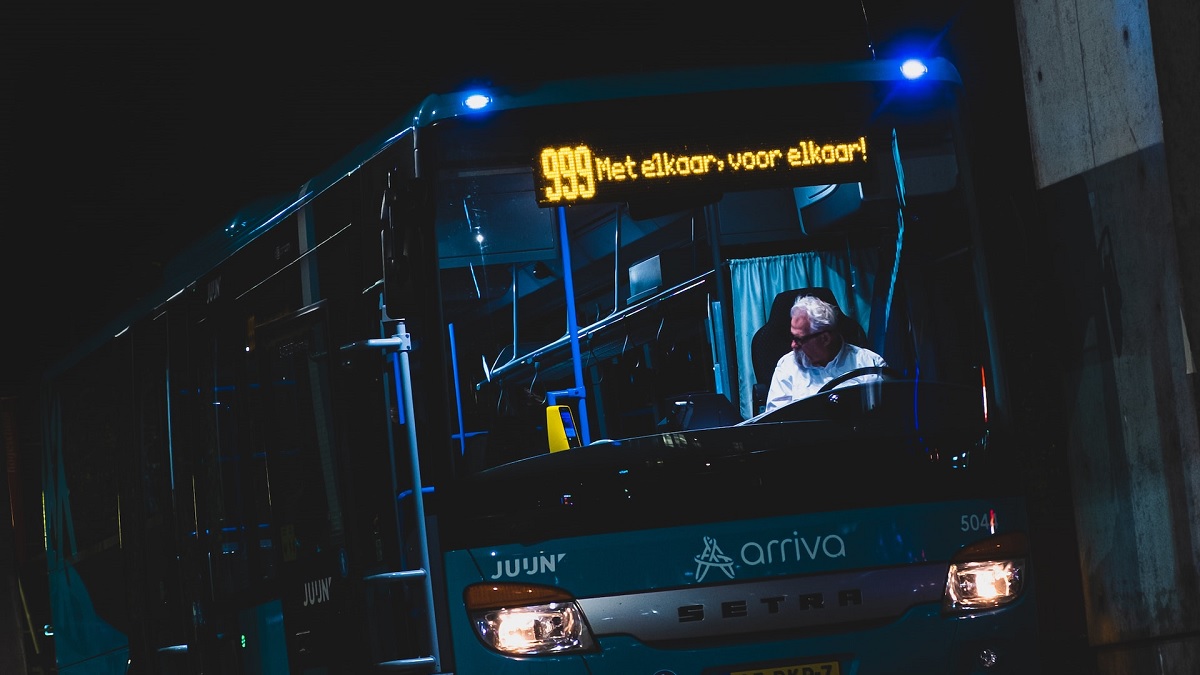 Chauffeur van Arriva luistert in de bus naar Karel van Wolferen, media maken er een drama van
