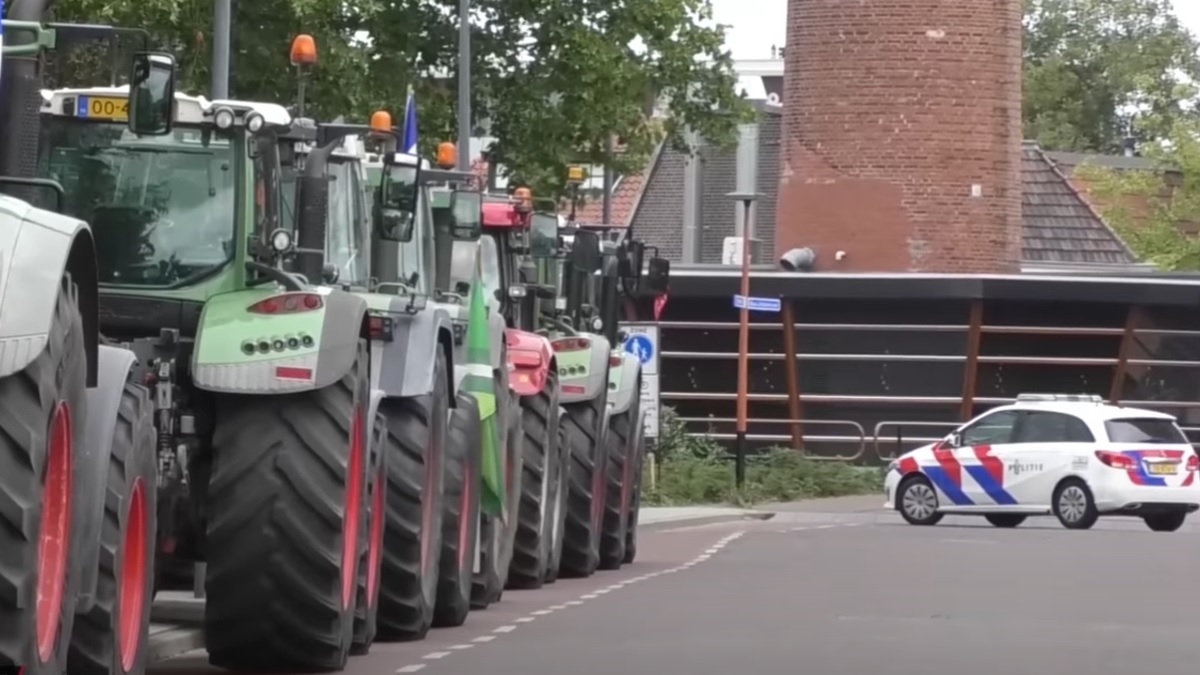 Ooggetuige stelt dat boeren niet tegen verkeer in reden over A7: ‘Het is zo vals, zo vals’
