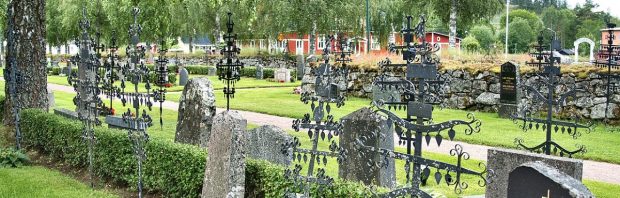 Vrouw doet onthutsende ontdekking op kerkhof: ‘Zoveel nieuwe graven heb ik nog nooit gezien’