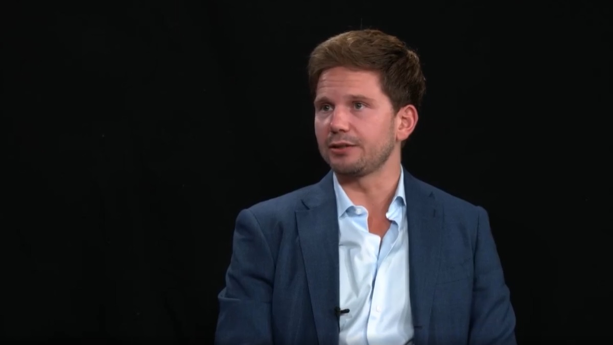 Gideon van Meijeren legt in 9 minuten uit waarom samenwerking tussen onze regering en WEF landverraad is