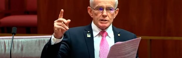 Kijk: Australische senator dropt in het parlement waarheidsbommen over Great Reset en Schwab