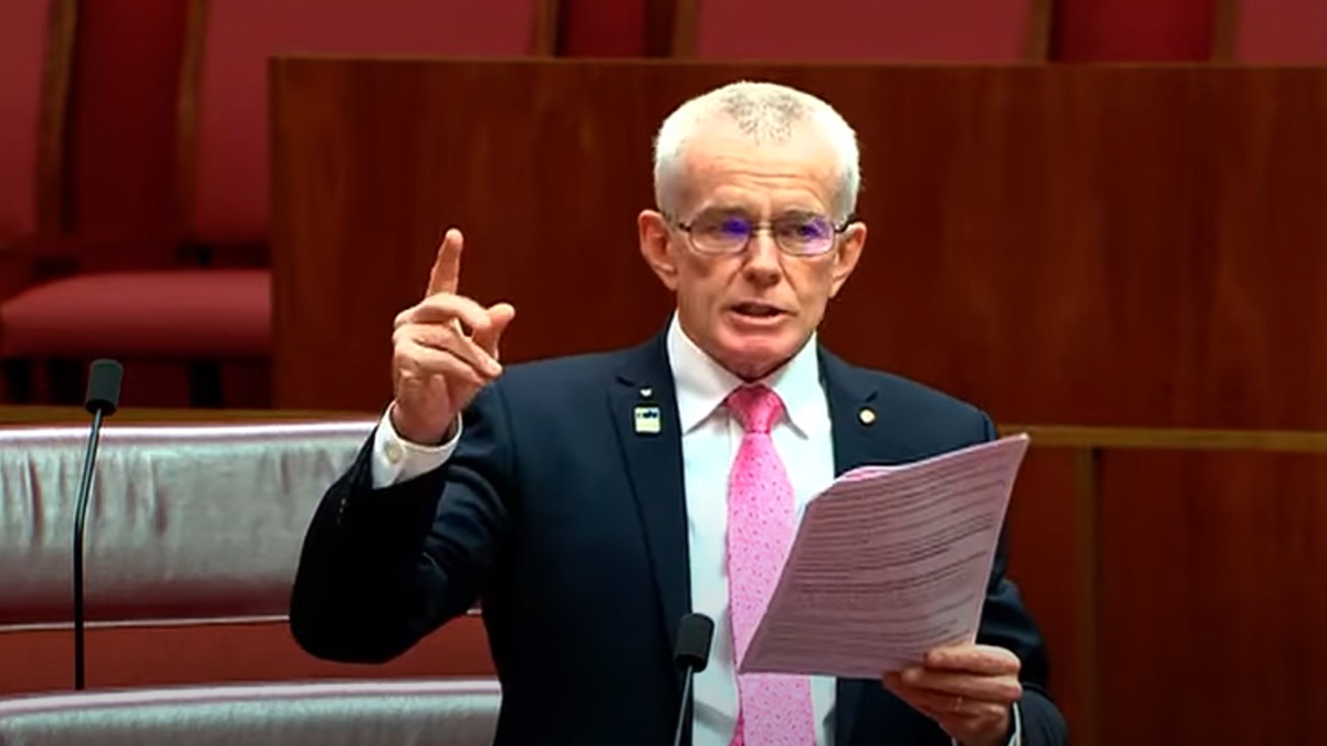 Australischer Senator lässt im Parlament Wahrheitsbomben über Great Reset und Schwab fallen