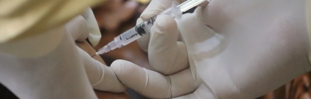 Kritiek op ‘factcheck’ NUcheckt over bijwerkingen coronavaccin: ‘Ga nu maar weer rustig slapen’