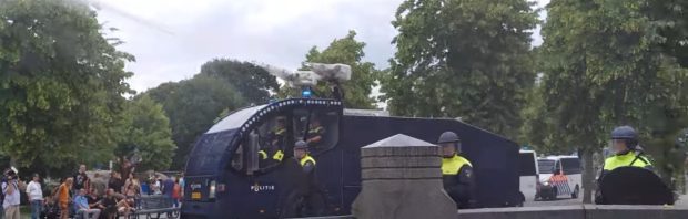 Politieagent die vrouw verwondde met waterkanon niet vervolgd: ‘Schandalig dit’