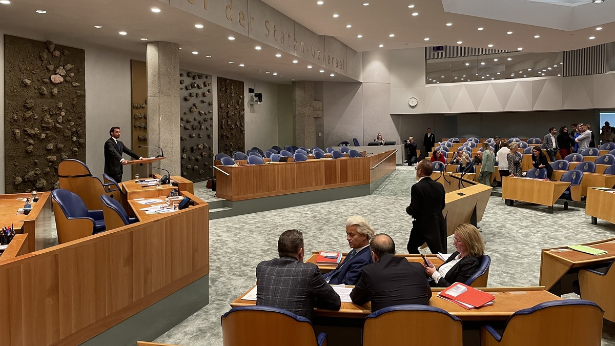 Voltallige kabinet haast zich weg tijdens betoog van Thierry Baudet over Kaag: ‘Te veel waarheid?’