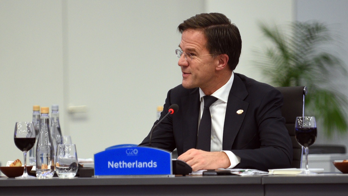 Rutte stevig aangepakt: ‘De premier is het symbool aan het worden van de omgekeerde vlag, wegwezen’