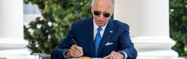 Terwijl in Nederland gesproken wordt over een coronapas en herhaalprikken, verklaart Biden dat de pandemie voorbij is