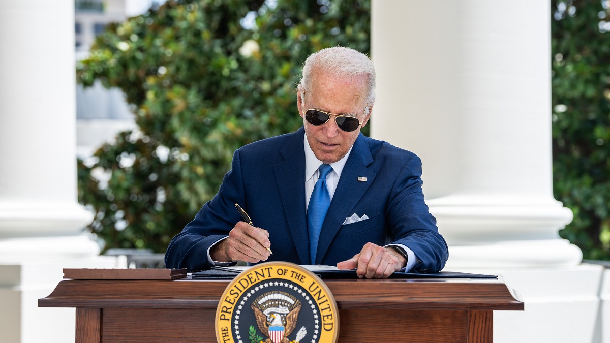 Terwijl in Nederland gesproken wordt over een coronapas en herhaalprikken, verklaart Biden dat de pandemie voorbij is