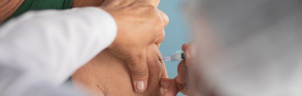 Artsen uit 34 landen roepen sterftegolf door coronavaccins uit tot internationale medische crisis