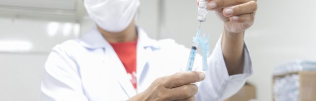 Het mysterie van de gewiste bijwerkingen: honderden sterfgevallen door vaccinatie onder tapijt geveegd