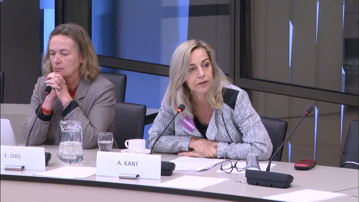 Directeur van Lareb Agnes Kant zat ook in de Vaccinatiealliantie: ‘Zijn die rollen met elkaar te verenigen?’