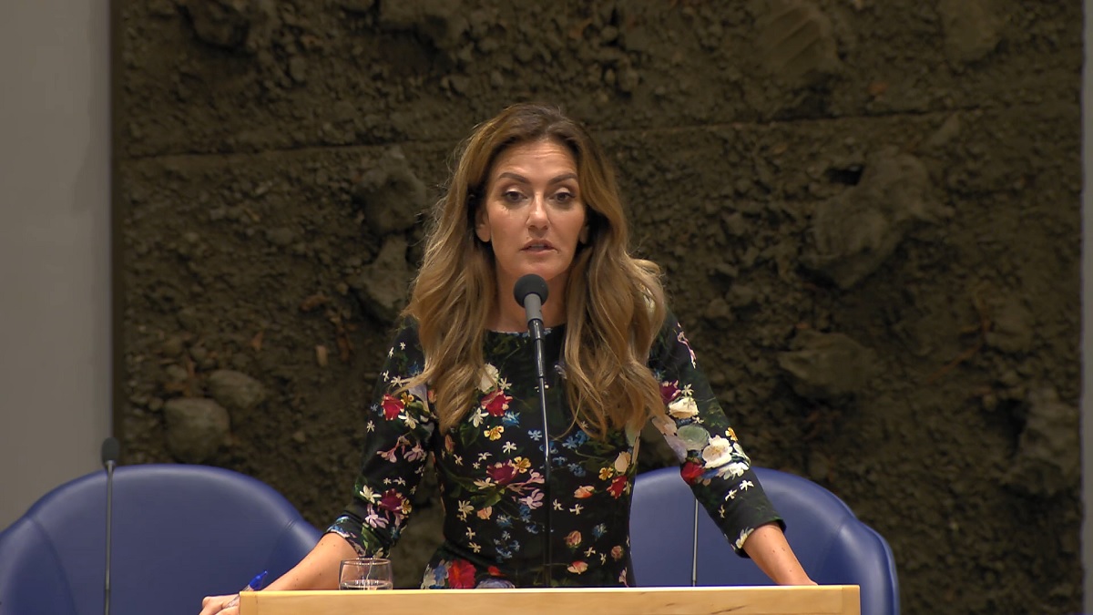 Minister Yesilgöz opent in lezing aanval op ‘complottheorieën’, Van Haga wil excuses