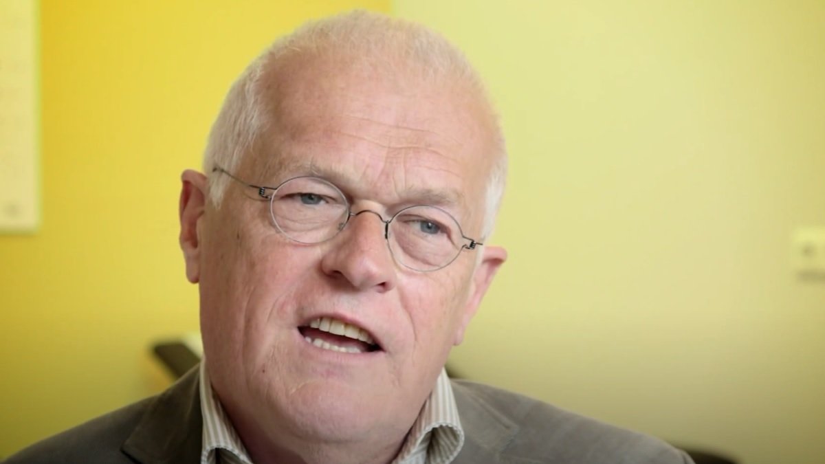 Kritiek op tv-dokter die herhaalprik vergelijkt met autogordel: ‘Waar is het misgegaan bij dergelijke mensen?’