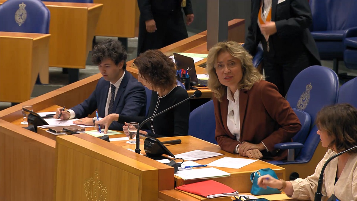 ‘Er moet een onderzoek komen naar het disfunctioneren van Bergkamp, niet naar het functioneren van Arib’