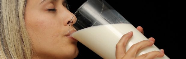 NPO66 leert ons dat melk ook al extreemrechts is: ‘Wat is dit nu weer voor waanzin?’