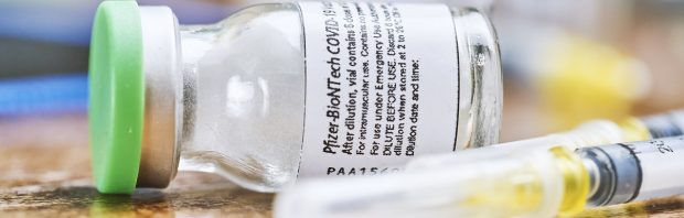 Pfizer-directeur geeft lachend toe: het vaccin was nooit getest op voorkomen van verspreiding