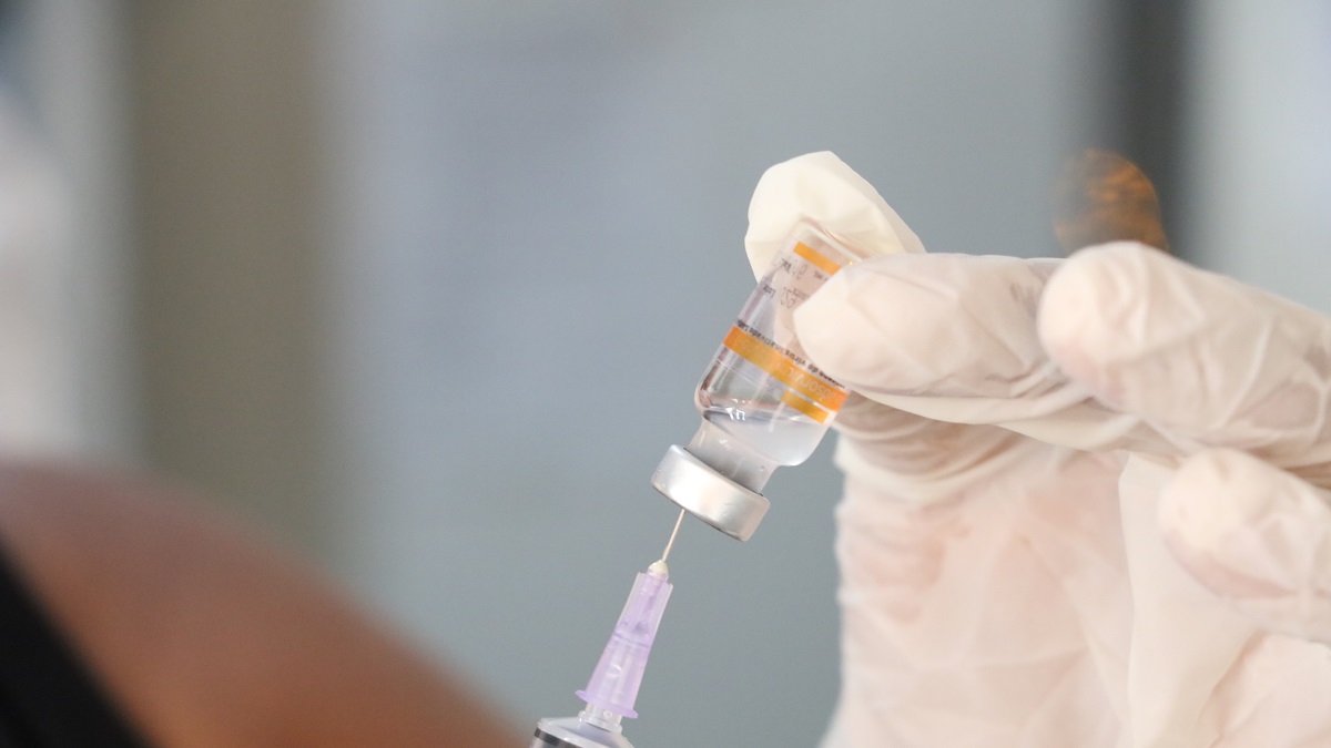 Hevige menstruatie als bijwerking vermeld bij coronaprik: ‘Dat was toch nepnieuws? Hebben die wappies toch gelijk?’