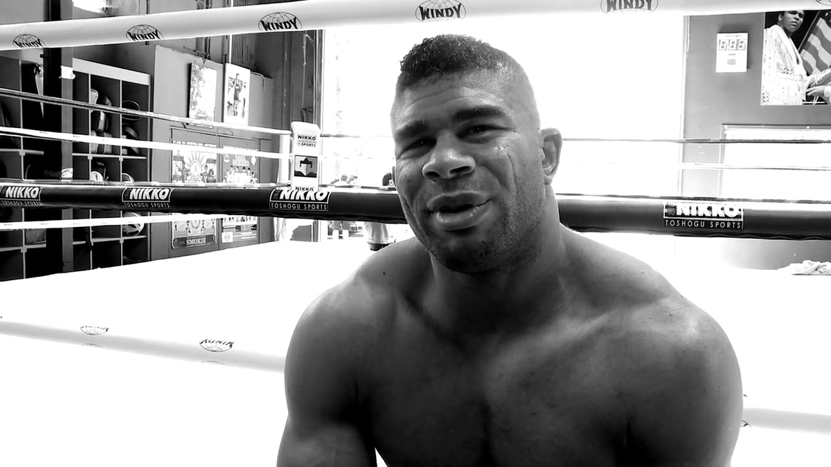 Kickbokser Alistair Overeem heeft geen coronaprikken gehaald: ‘Niet één, maar wel 10 rode vlaggen’