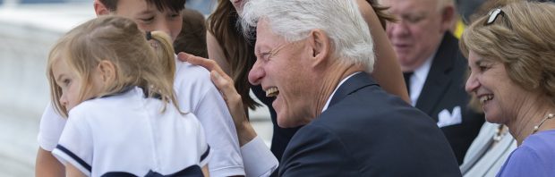 Kijk: Oud-president Bill Clinton lacht na vraag over banden met Jeffrey Epstein