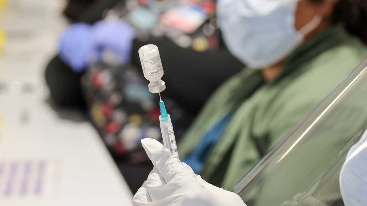 Labanalyse: in de coronavaccins zitten allerlei dingen die niet thuishoren in een menselijk lichaam