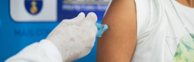 Lokale fracties beginnen zich te roeren: ‘Onverantwoord om de vaccinatiecampagne te blijven continueren’