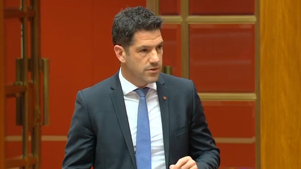 Senator laaiend: deze prikcampagne zal de geschiedenis ingaan als het grootste schandaal uit de medische geschiedenis