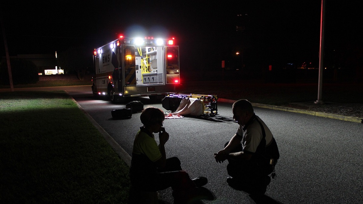 Krankenwagenfahrer (23) erleidet Herzinfarkt, verursacht mit dem Krankenwagen Unfall und stirbt