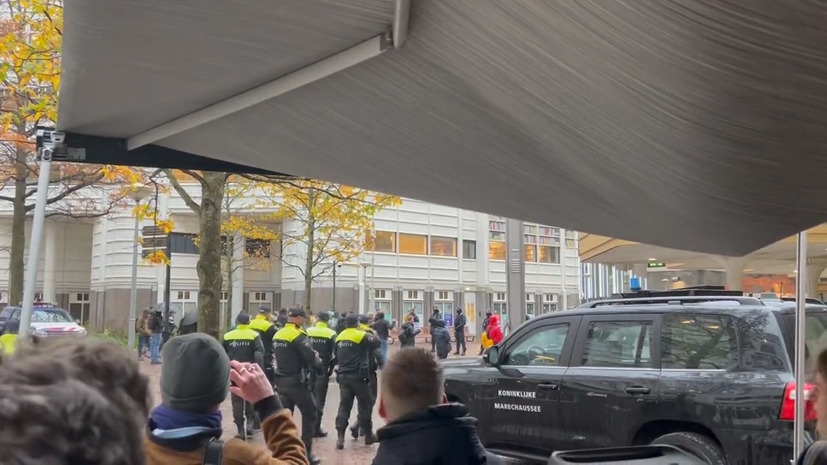 Mensen die naar debat over digitale euro wilden kijken hardhandig weggestuurd: ‘Hoe antidemocratisch is dit?’