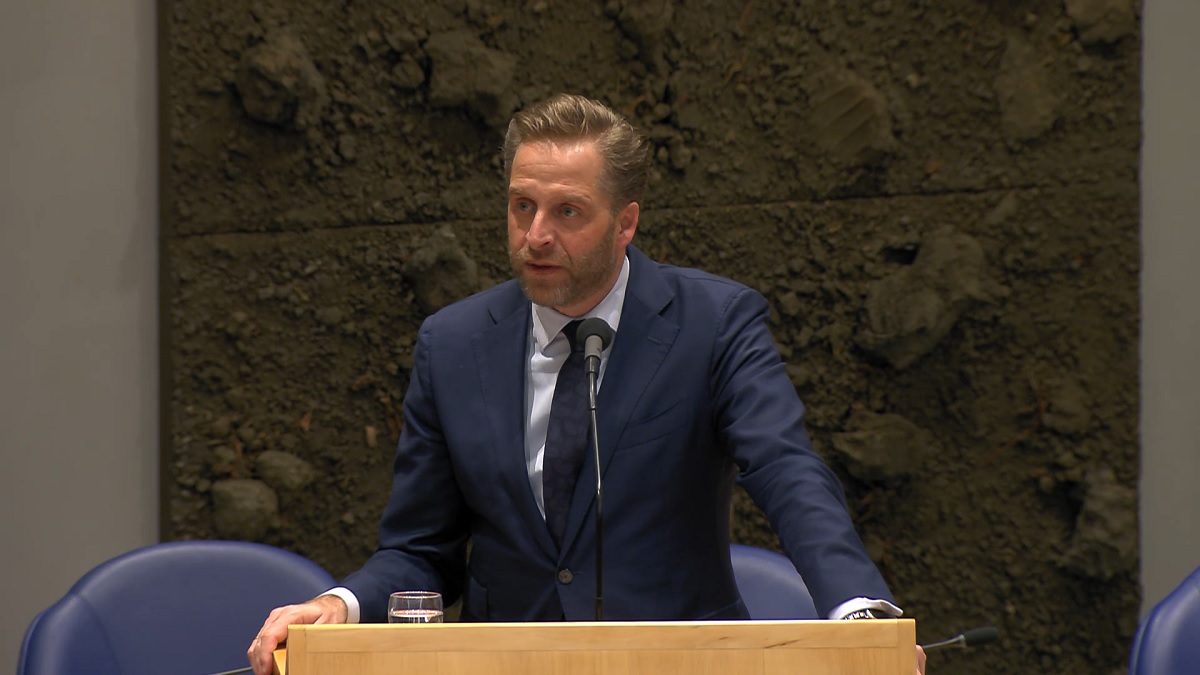 Kijk: Omtzigt vraagt De Jonge of het kabinet coronastukken heeft achtergehouden, maar krijgt geen antwoord