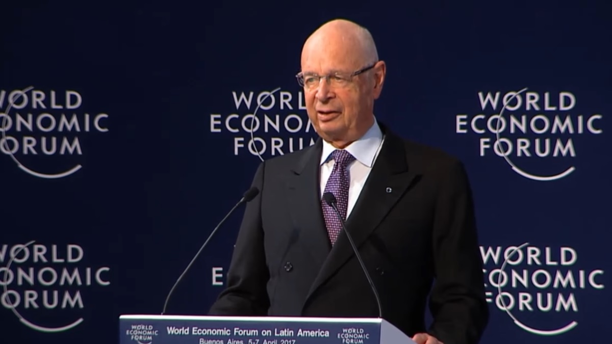 Kijk: Australische senator haalt vernietigend uit naar ‘schurken’ van het World Economic Forum