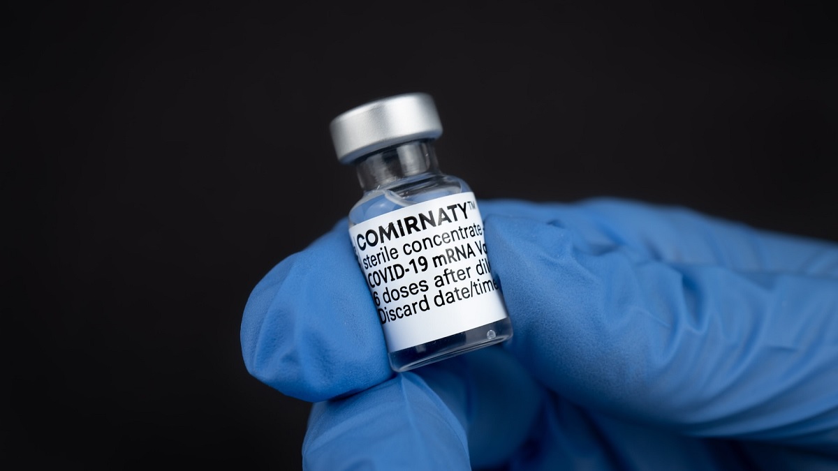 Verpleegkundige doet boekje open: ‘Ik heb veel mensen kort na vaccinatie zien sterven aan een hartaanval’